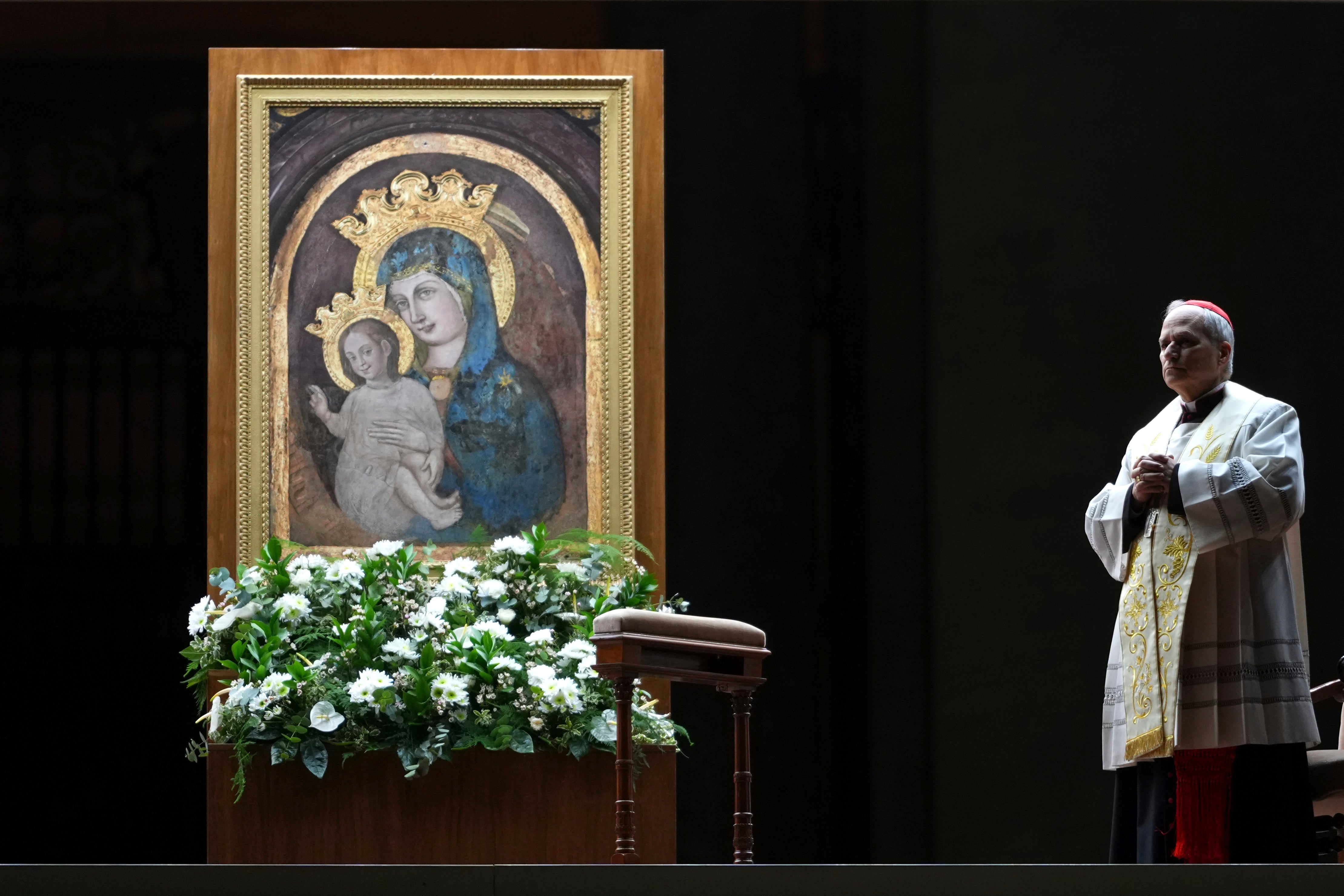 Prevost vodi recitaciju svete krunice za zdravlje pape Franjo na trgu svetog Petra prije posljednje pape smrti