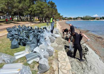 Vatrogasci su vodu u Medulinu ispumpavali cijelu noć. Objavljen broj na koji građani mogu zatražiti pomoć, a Općina želi da se proglasi elementarna nepogoda!”