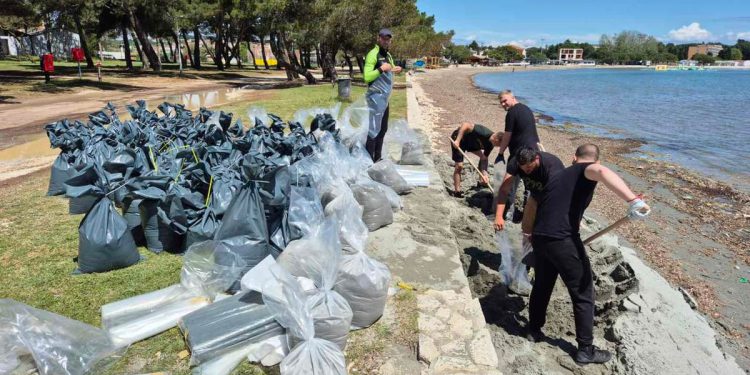 Vatrogasci su vodu u Medulinu ispumpavali cijelu noć. Objavljen broj na koji građani mogu zatražiti pomoć, a Općina želi da se proglasi elementarna nepogoda!”