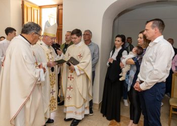 Velika radost u župi u Zagori: Nadbiskup Križić krstio šesto dijete obitelji Petričević
