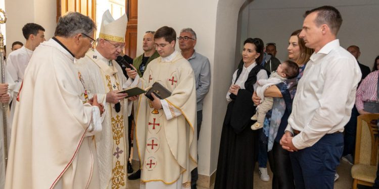 Velika radost u župi u Zagori: Nadbiskup Križić krstio šesto dijete obitelji Petričević