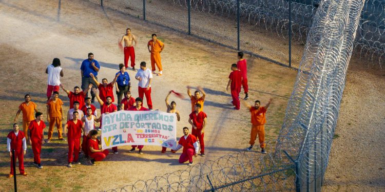 Venezuelan u pritvoru na ledu “barikadirana” vrata i “prijeti da će uzeti taoce”, navodi Trumpov tim