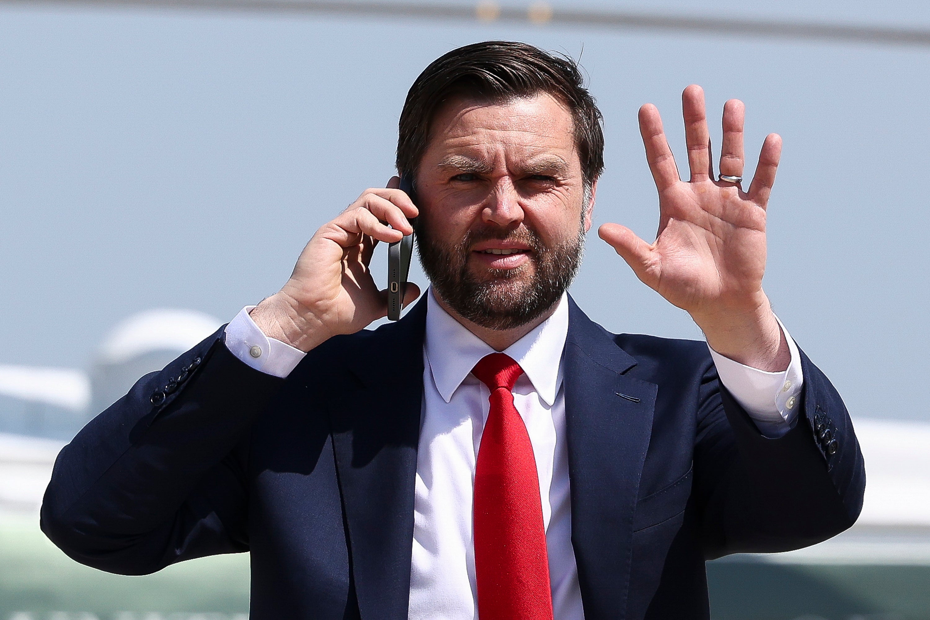 Potpredsjednik JD Vance odbacio je ocjene niskog odobrenja na nedavnim anketama, rekavši da ga 'ne brine,' iskrivljavanje backlash na mreži
