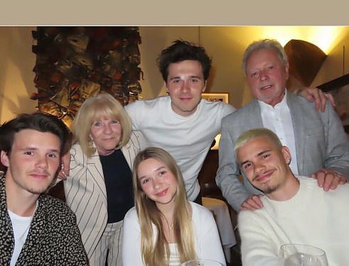 Victoria Beckham dijeli povratni udarac sina Brooklyna dok slavi rođendan svog oca Tonyja usred ‘feuda’ sa svojim najstarijim djetetom i njegovom suprugom Nicolom Peltz