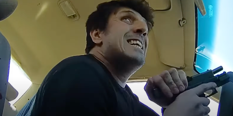 Video BodyCam prikazuje bivšeg afganistanskog prevoditelja koji crta pištolj na policiju prije kobnog pucanja tijekom zaustavljanja prometa