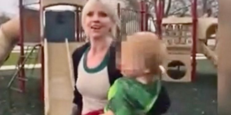 Video snimljena žena čije su rasne gnojenje protiv djeteta postale virusne podizanja 300 tisuća dolara na mreži