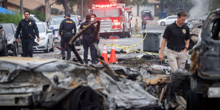 Više ljudi mrtvih nakon što se privatni mlaz sudara u susjedstvu San Diego: Više od 100 evakuirano iz domova