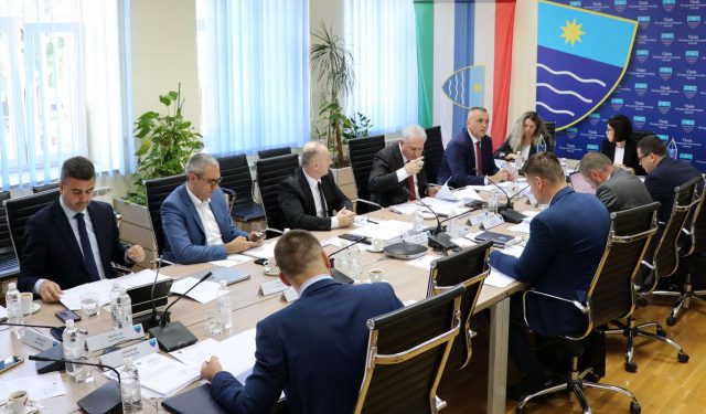 Vlada HNŽ usvojila odluku o boravišnoj pristojbi, potpora Zračnoj luci Mostar i vrtiću u Rodoču