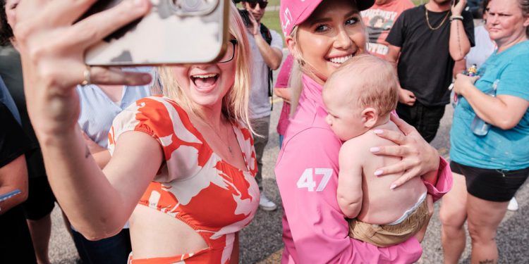 Vođe bandi, prijevari reality TV -a i zločinci s bijelim ovratnicima: Što stoji iza Trumpovog pomilovanja Spree?