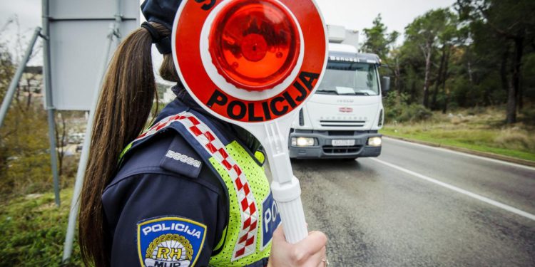 Vozio u ulici u kojoj je zabranjen promet svim vozilima. Policija ga zaustavila, otkrila još teži prekršaj i uhitila