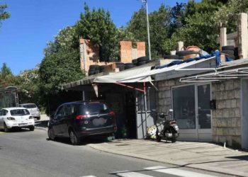 Vulkanizer na vrhu Batale radi na trotoaru, majka s kolicima nije mogla proći