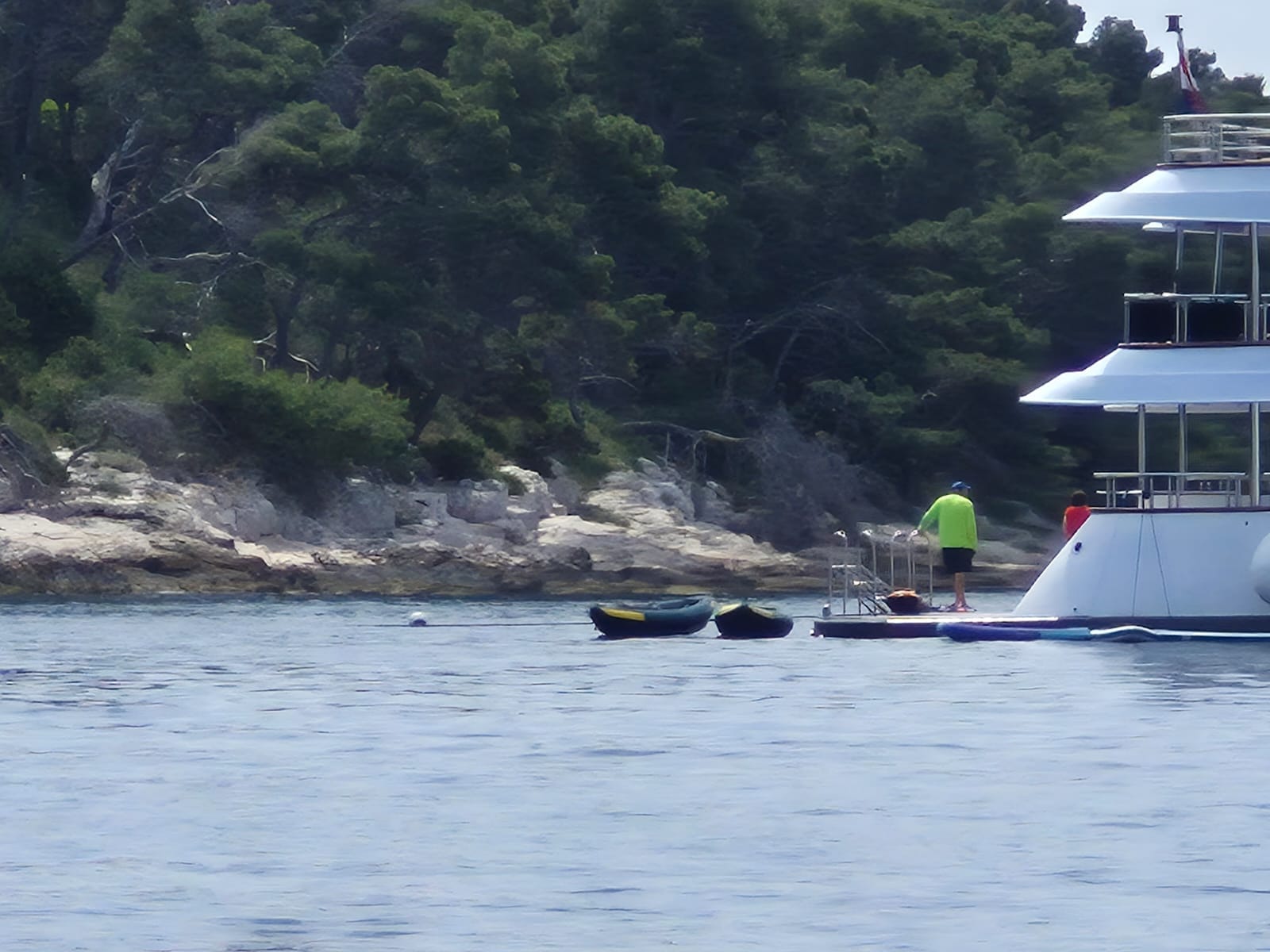 KAKO IM STATI U KRAJ? Ne žele poštivati zakone, odbijaju poslušati Lučku kapetaniju, sidre se i vežu posvuda: "Kapetan im je dva sata pisao kaznu"