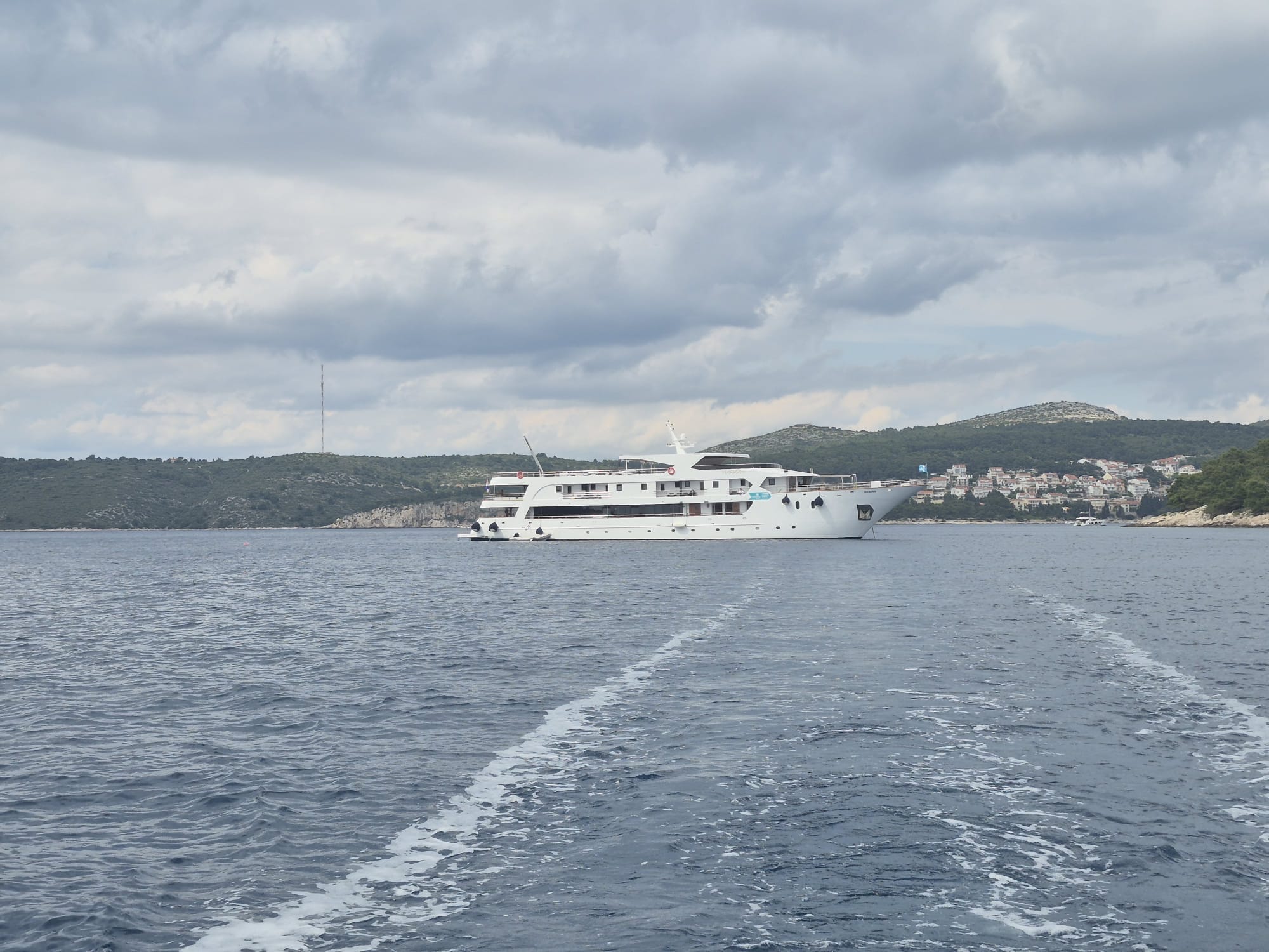 KAKO IM STATI U KRAJ? Ne žele poštivati zakone, odbijaju poslušati Lučku kapetaniju, sidre se i vežu posvuda: "Kapetan im je dva sata pisao kaznu"