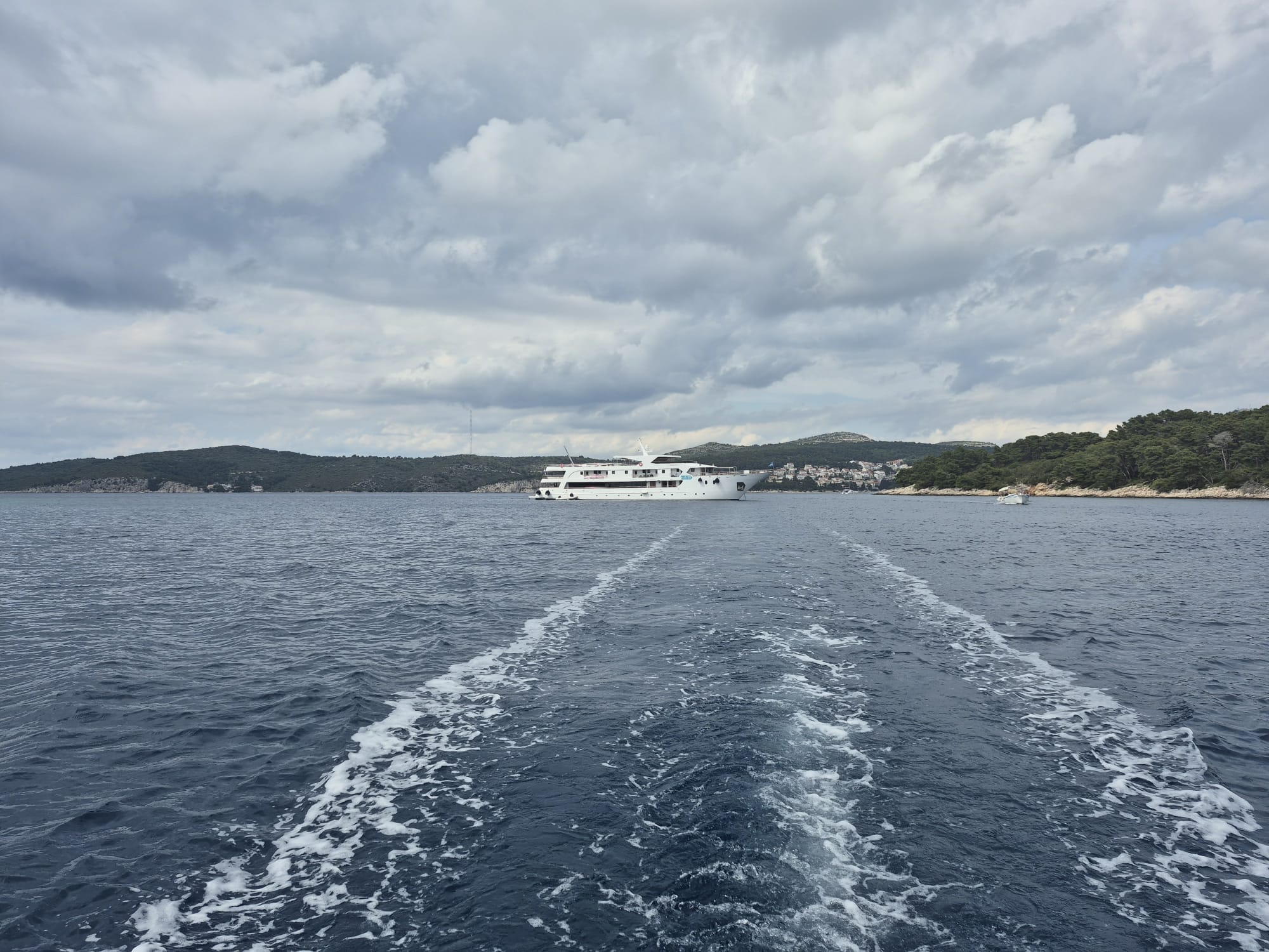 KAKO IM STATI U KRAJ? Ne žele poštivati zakone, odbijaju poslušati Lučku kapetaniju, sidre se i vežu posvuda: "Kapetan im je dva sata pisao kaznu"