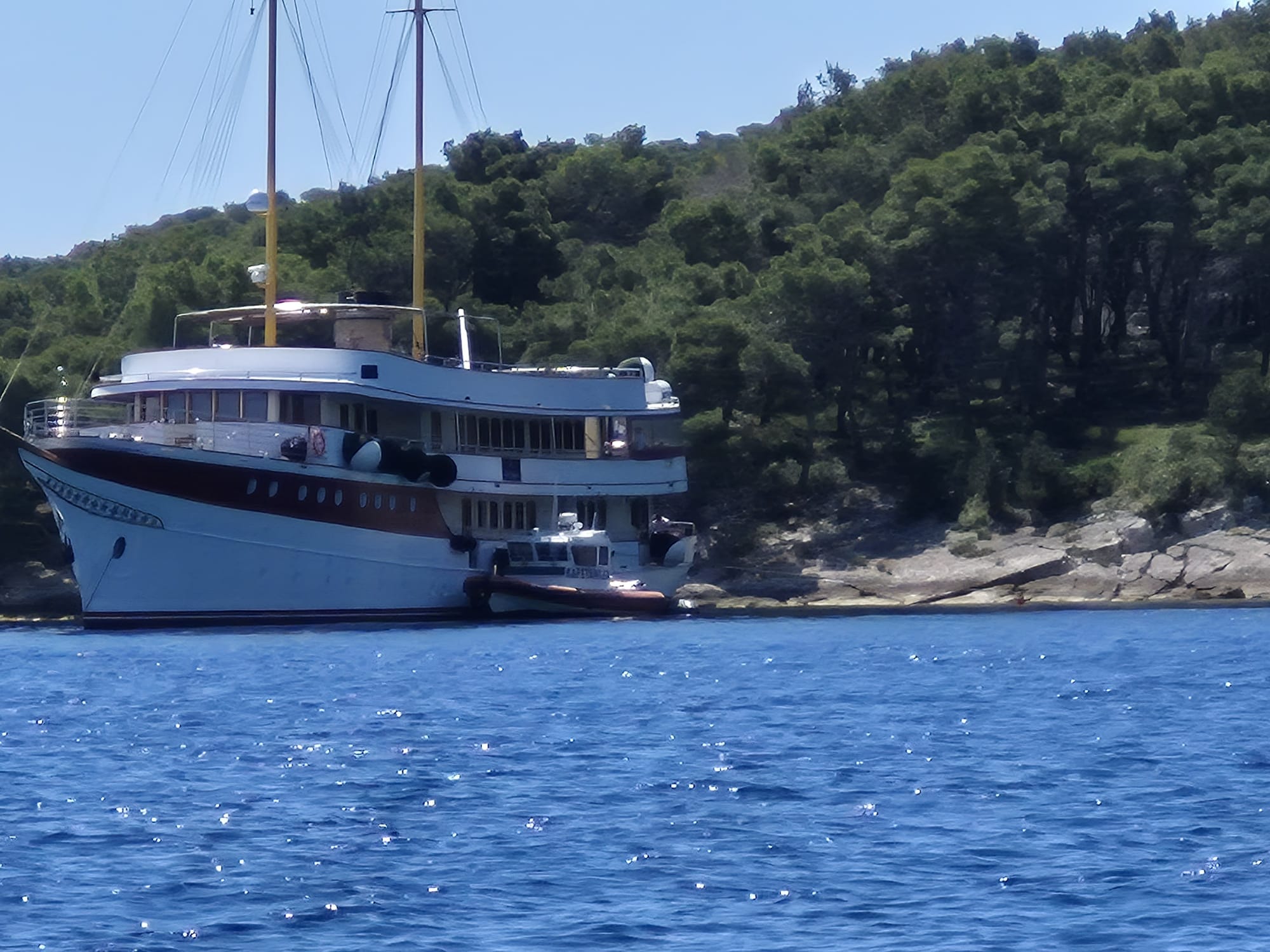 KAKO IM STATI U KRAJ? Ne žele poštivati zakone, odbijaju poslušati Lučku kapetaniju, sidre se i vežu posvuda: "Kapetan im je dva sata pisao kaznu"