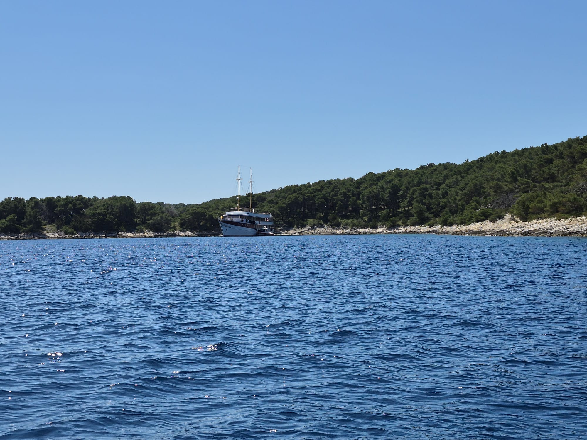 KAKO IM STATI U KRAJ? Ne žele poštivati zakone, odbijaju poslušati Lučku kapetaniju, sidre se i vežu posvuda: "Kapetan im je dva sata pisao kaznu"