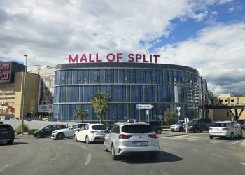 Shopping groznica uoči praznika: trgovački centri pod ‘opsadom’, gužve na cesti, krcati parkinzi