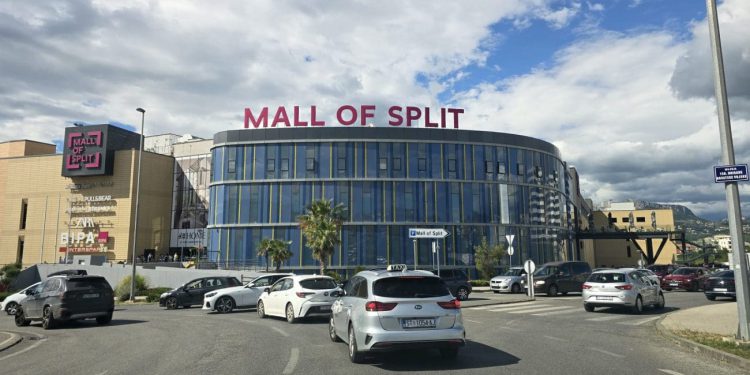 Shopping groznica uoči praznika: trgovački centri pod ‘opsadom’, gužve na cesti, krcati parkinzi