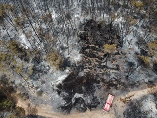Vatrogasci rade na ugasivanju požara koji je gorio u području Latrun, u središnjem Izraelu, u četvrtak