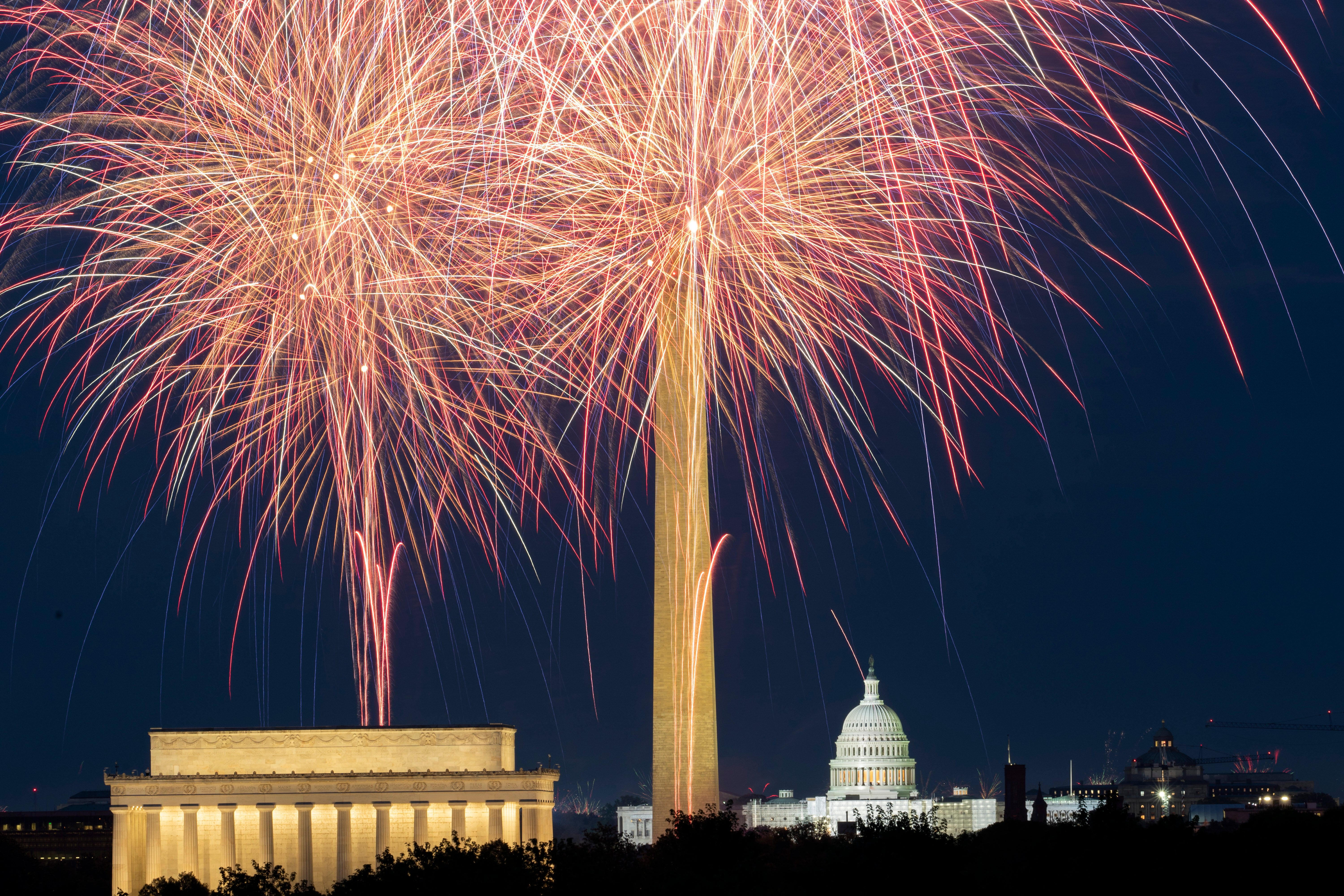 Vatromet je provalio iznad nacionalnog tržnog centra i s lijeve strane Lincoln Memorial, Washington Monument i američka zgrada Kapitola, tijekom proslave Dana neovisnosti u Washingtonu 2023. godine