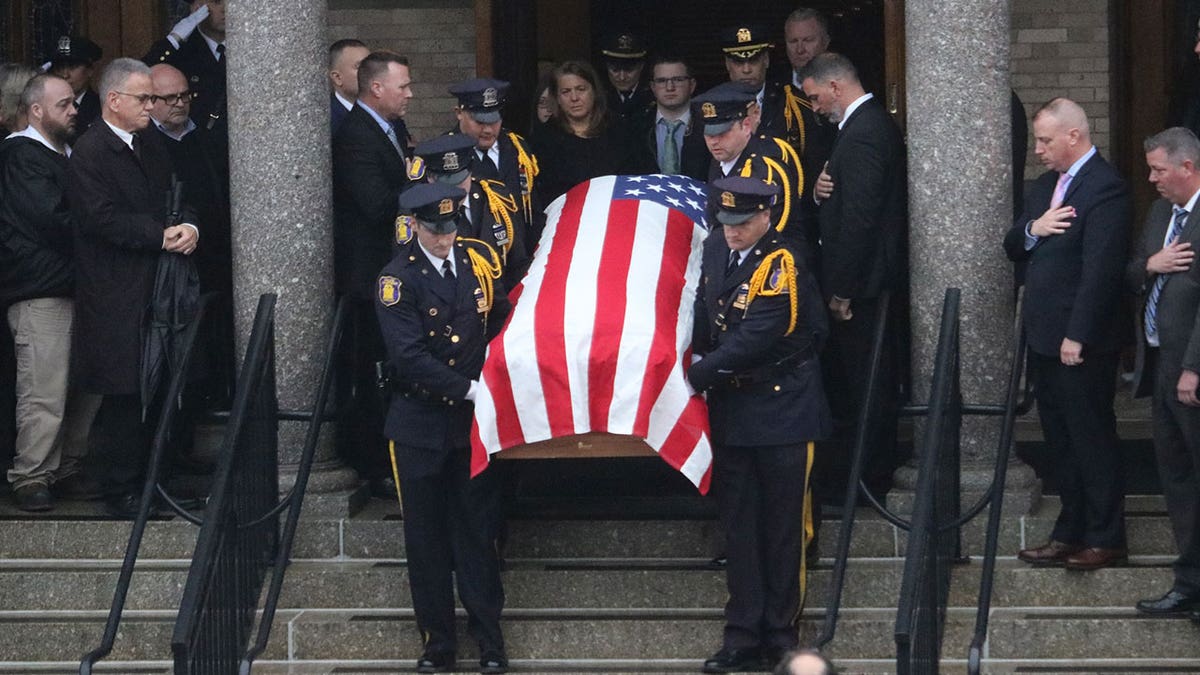 Policija koja nosi kovčeg