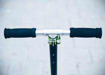 Zabio se električnim romobilom u stup u Vodicama i teško ozlijedio