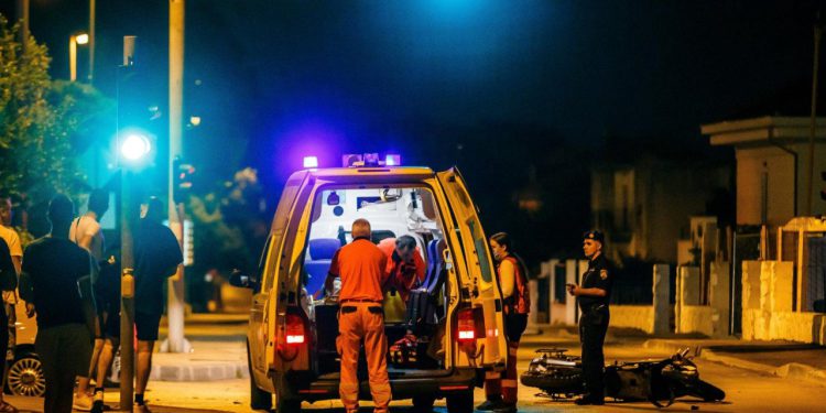 Zadobio ozljede opasne po život: vozio motor za koji nije imao dozvolu, prešao u suprotni trak i sudario se s autom