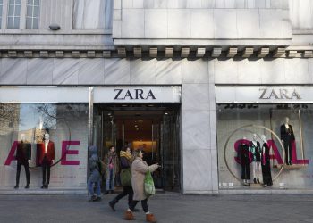 Zara kupac u New Yorku kaže da je zaposlenik prodavaonice ubacio u sobu za ugradnju i gurnuo ruku niz hlače