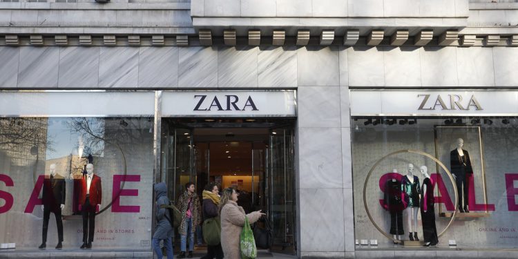Zara kupac u New Yorku kaže da je zaposlenik prodavaonice ubacio u sobu za ugradnju i gurnuo ruku niz hlače