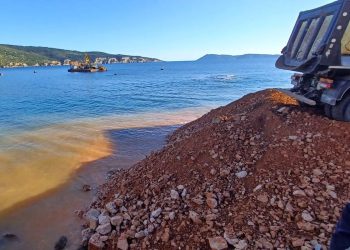 Zašto su u Komiži hrpetine zabranjene zemlje tijekom izgradnje ribarske luke završile u moru?