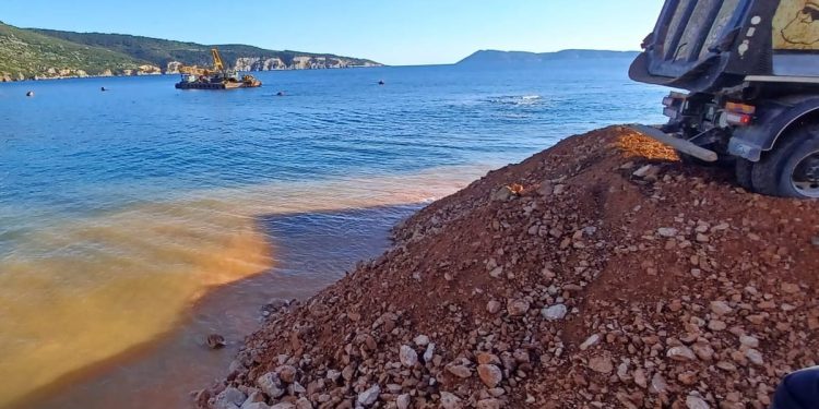 Zašto su u Komiži hrpetine zabranjene zemlje tijekom izgradnje ribarske luke završile u moru?