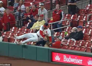 Zastrašujući trenutak MLB zvijezda Nolan Arenado sruši mladu djevojku da napravi ulov