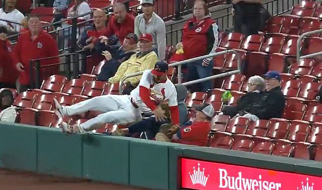 Zastrašujući trenutak MLB zvijezda Nolan Arenado sruši mladu djevojku da napravi ulov