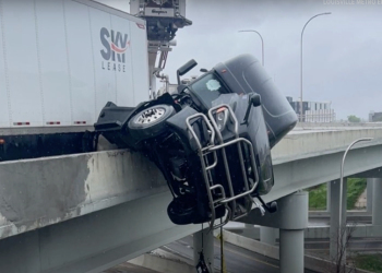 Zastrašujući trenutak kamiondžija zove 911 dok je u svojoj kabini visio s mosta