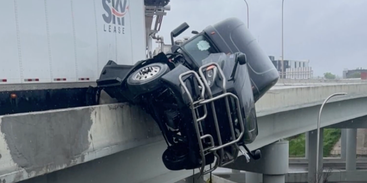 Zastrašujući trenutak kamiondžija zove 911 dok je u svojoj kabini visio s mosta