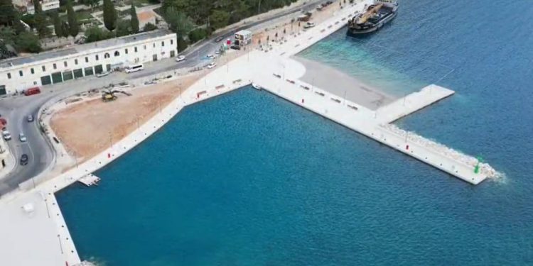 Završeno uređenje luke u Omišu, otvorenje kroz desetak dana!