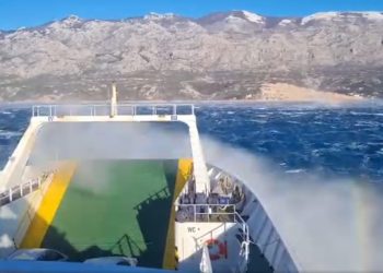 Zbog olujne bure u prekidu pomorski promet Kvarnerom, zatvorene A1, dio Jadranske magistrale i Omiška obilaznica