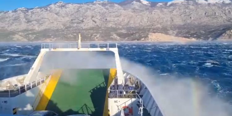 Zbog olujne bure u prekidu pomorski promet Kvarnerom, zatvorene A1, dio Jadranske magistrale i Omiška obilaznica