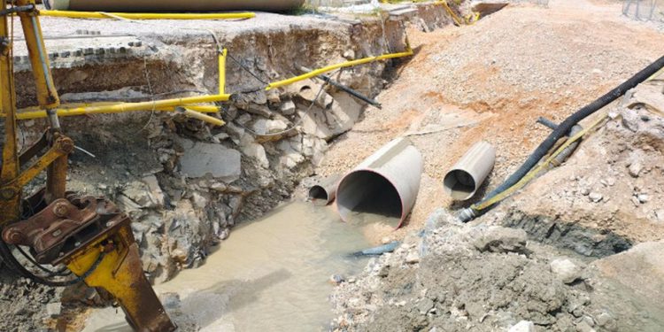 Zbog radova na šetnici plaže Trstenik moguće je povremeno zamućivanje mora