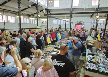 Zbor Opere Hrvatskog narodnog kazališta iznenadio građane na splitskoj peškariji