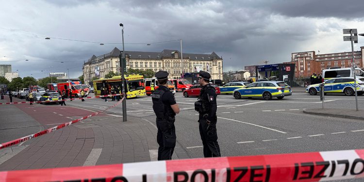 Žena ubode 12 u središnjoj stanici Hamburg, 6 u po život opasnom stanju