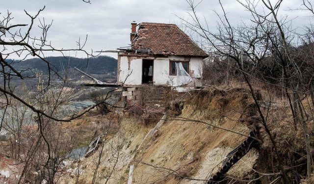 Život uz Termoelektranu Ugljevik: Nekad ‘savršeno mjesto’, danas dom za nekoliko obitelji, tik do kopa