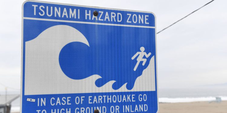 Znanstvenici upozoravaju da li bi s aktivne linije grešaka “Mega-Tsunami” od 1000 stopa “mogao izbrisati dio Amerike s karte