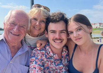 Zoe Ball dijeli rijetko snimkom s djecom Woody, 24 godine, i Nellie, 14, dok uživaju u obiteljskom danu sa svojim poznatim tatom Johnnyjem Ballom, 86