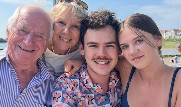 Zoe Ball dijeli rijetko snimkom s djecom Woody, 24 godine, i Nellie, 14, dok uživaju u obiteljskom danu sa svojim poznatim tatom Johnnyjem Ballom, 86