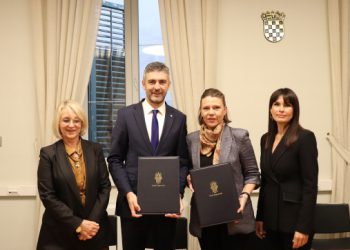 Zrinka Raguž uručila ugovor o dodjeli sredstava za Tehničku pomoć, radi se o Park ‘n’ Ride sustavu, uređenju parkova…