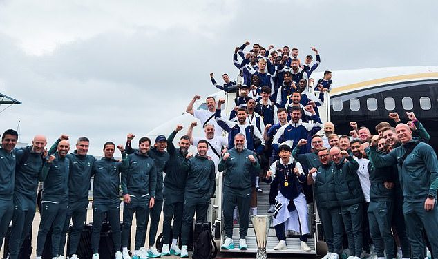 Zvijezde Tottenhama poziraju s trofejem Europa League nakon što su se sleteli natrag u Englesku – ali tko je jedini igrač koji se ne smiješi za kameru?