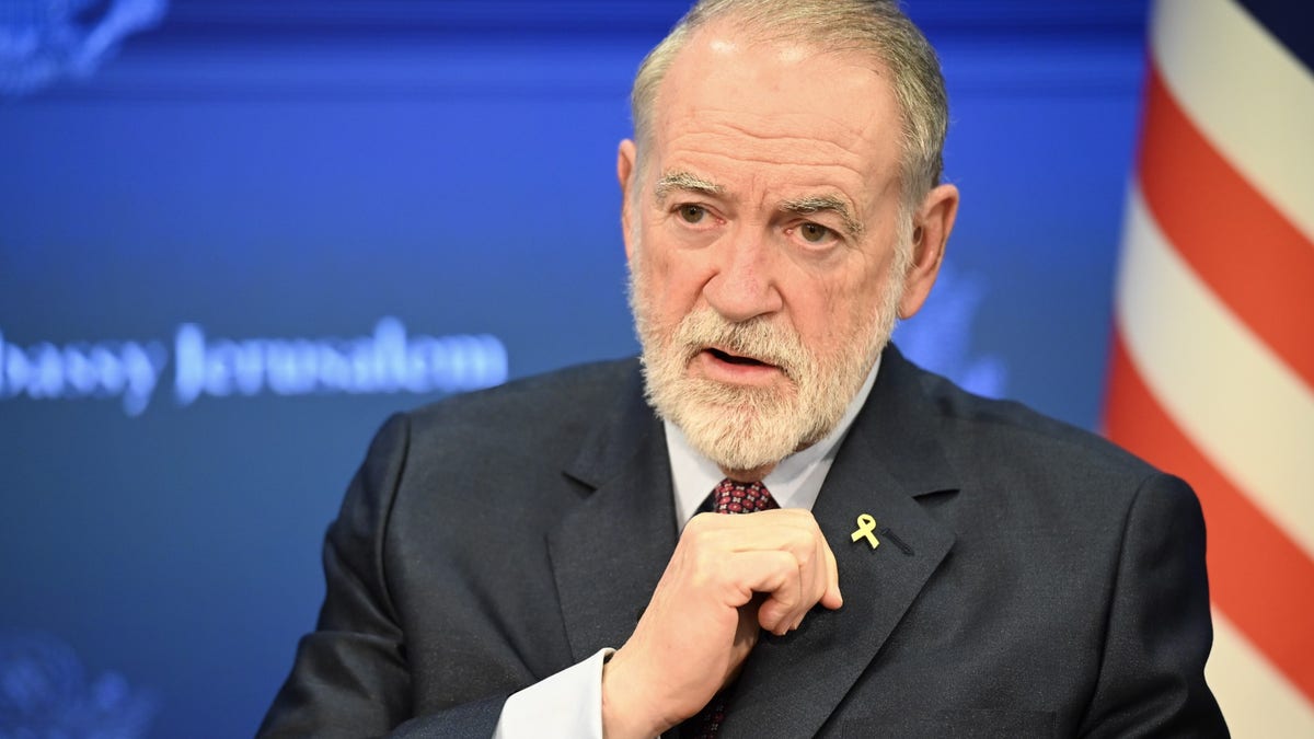 Američki veleposlanik u Izraelu Mike Huckabee govori s Fox News Digital tijekom intervjua u američkoj ambasadi u Jeruzalemu u Izraelu.