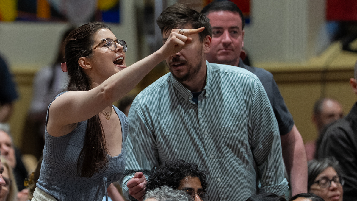 Veleposlanik Alexandria Ocasio-Cortez drži gradsku vijećnicu u Queensu, NY