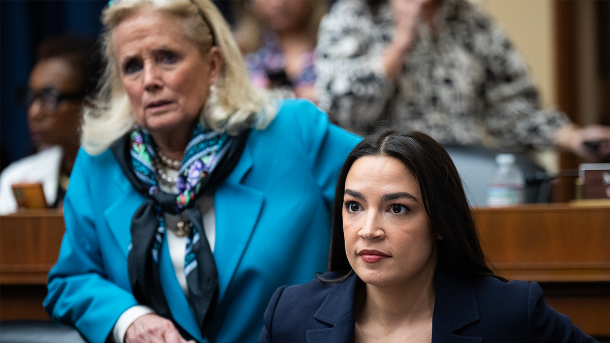 AOC, sjedi s Debbie Dingell do nje